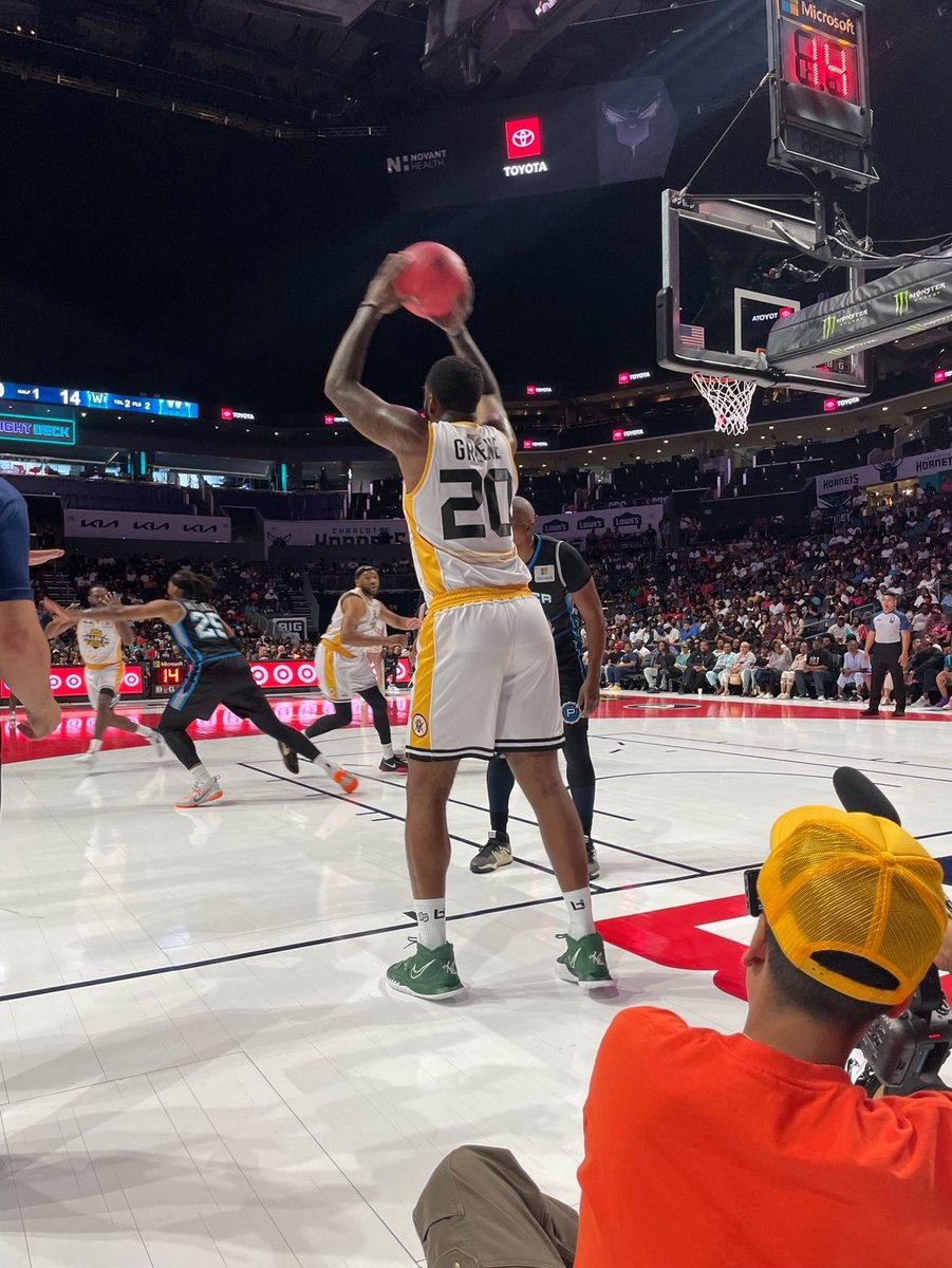 Thanks to <a href="/DeGodsNFT/">DeGods</a> I’ve sat front row at the Big3 multiple times 🐝