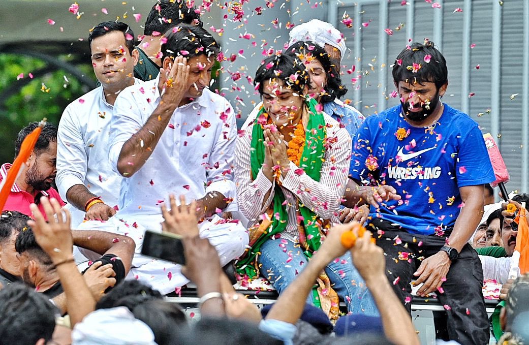 JATbera1's tweet photo. पेरिस ओलंपिक की सबसे फेमस खिलाड़ी बनकर लौटी @Phogat_Vinesh 🎉🙌
#वेलकम_विनेश https://t.co/GK1pYPrzjv