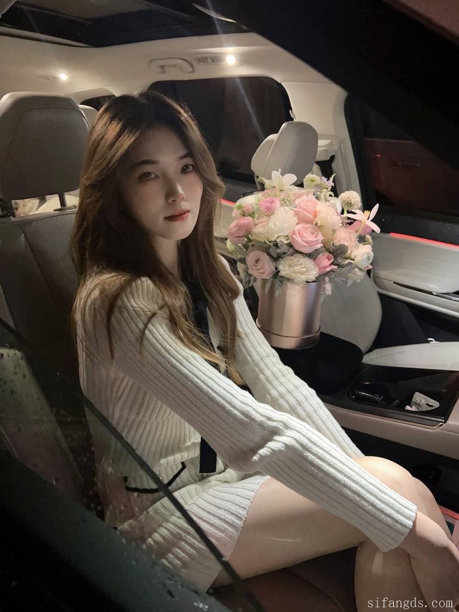 一号母狗特辑【女神反差婊】

  高冷的空姐女神接到追求者送的花
怎么一到主人面前就是颜面崩坏的肉便器了

后续逼脸同框，举着自己身份狗证接受调教
从转发的兄弟里抽十个送母狗调教视频群进群资格 https://t.co/zc3WPUUG4Q
