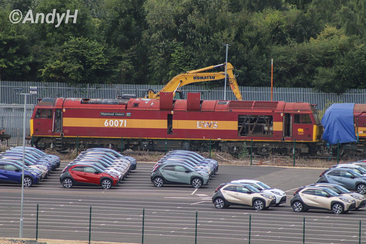 holtona72's tweet photo. #SixtySaturday Viewed from across the yard at Toton just over a week ago, long term stored #EWS livery @DBCargoUK tug 60071 'Ribblehead Viaduct' is a sad sight as she waits in a mixed line of 60s, 66s &amp; 67s  behind the Toyota car compound. #DBCargo #TugWatch 9/8/24 https://t.co/hiH9OrWyLu