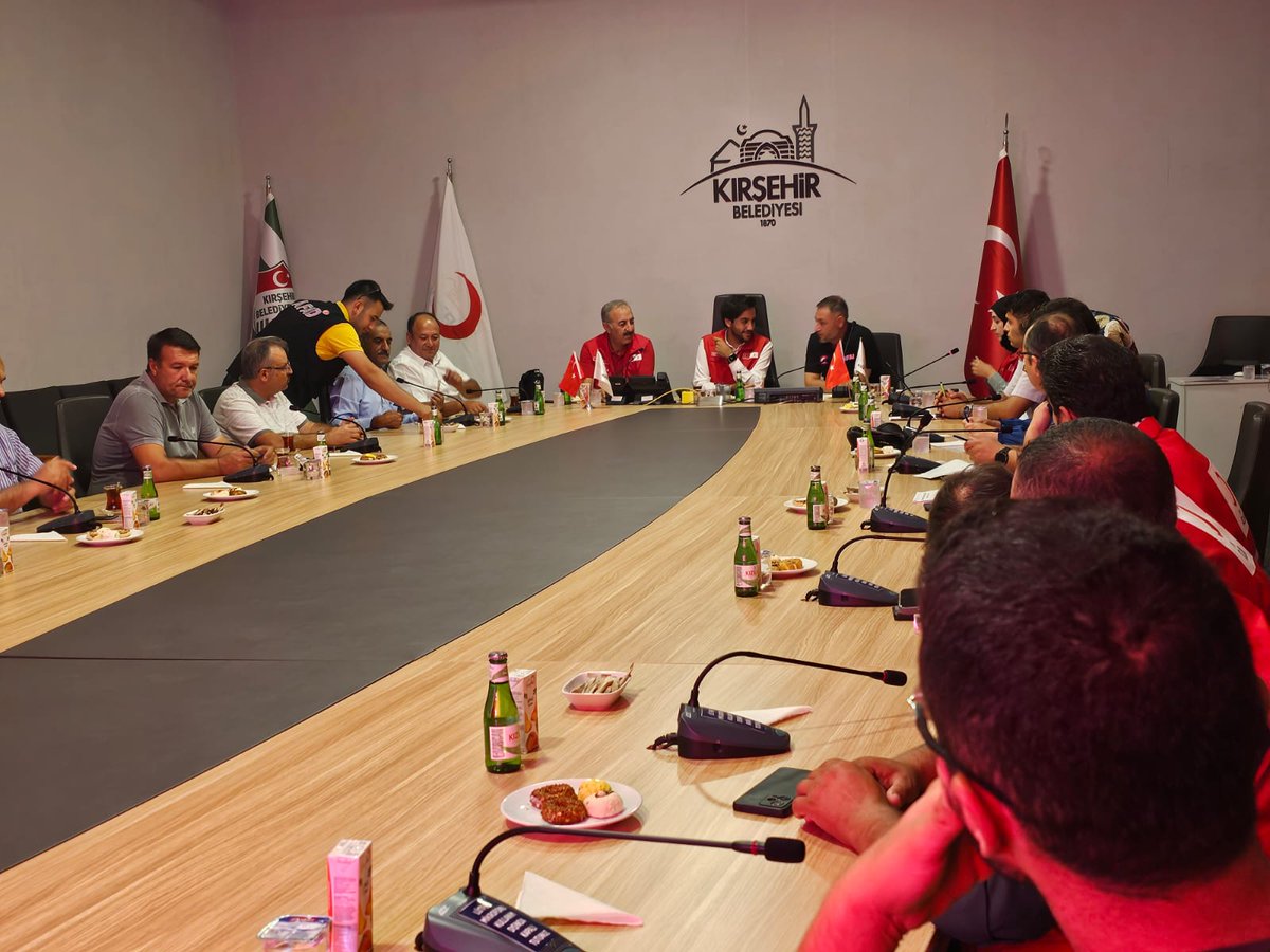 aedemdemir's tweet photo. 📍Türk Kızılay Kırşehir 

Kırşehir İl AFAD, Beslenme Destek Çözüm Ortakları, şubeler ve Kızılay birimlerin katılımları ile İl #Koordinasyon Toplantısını gerçekleştirdik. İl merkezi başkanımız @Osmnerglu başta olmak üzere Türk Kızılay Kırşehir ailesine teşekkür ederiz. #AnkaraAfet https://t.co/JQjyBEovAO