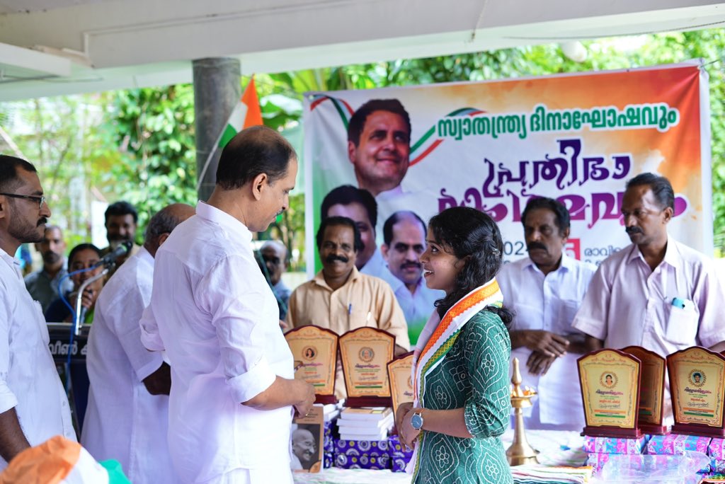 എഴുപത്തിയെട്ടാമത് സ്വാതന്ത്ര്യദിനാഘോഷവുമായി ബന്ധപ്പെട്ട് പത്തനാപുരം മണ്ഡലത്തിലെ വിമുക്ത ഭടന്മാരെയും ഉന്നത വിജയം നേടിയ വിദ്യാർത്ഥികളെയും ആദരിച്ചു.

#independenceday #jyothikumarchamakala #inckerala