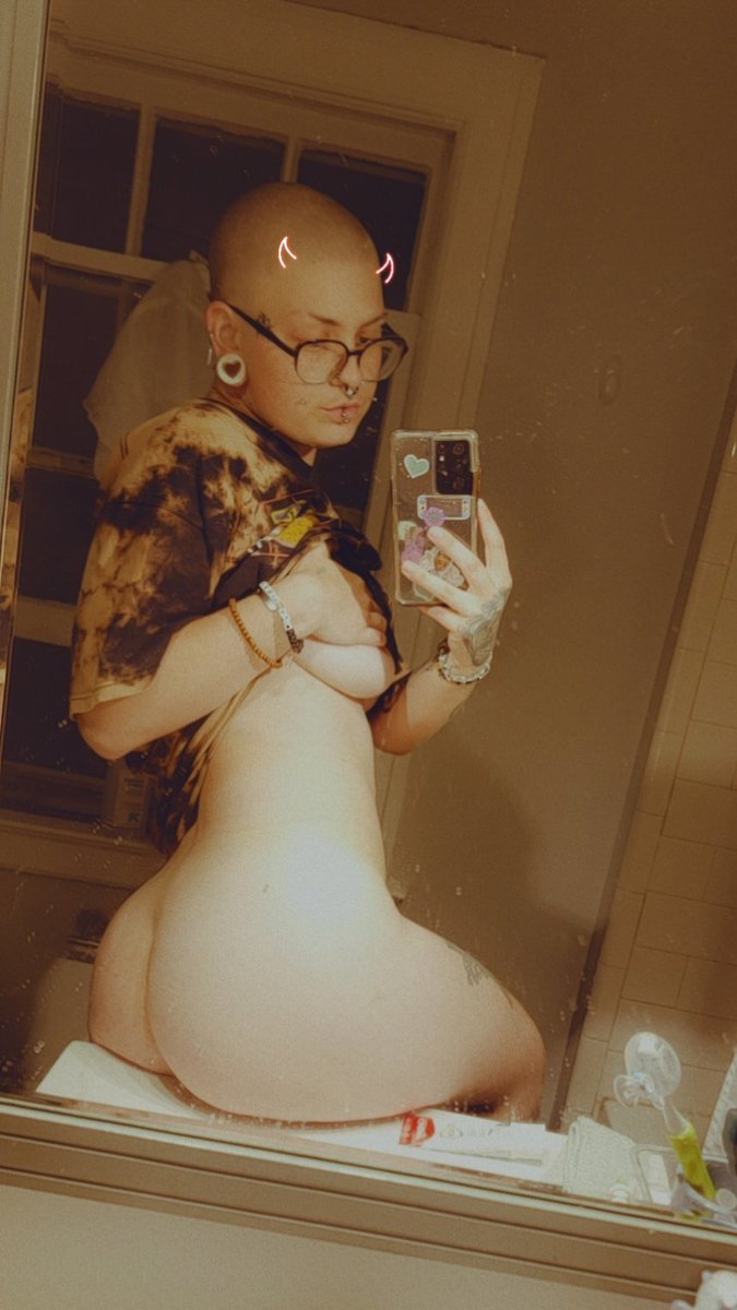 yourdreamswitch's tweet photo. my sleep schedule is horrendous, the smallest thing changes it!

Ohh took your meds late?
Took a small nap today?
Drink at all?
Up past 3am.

Oh well, have some late night mirror-meat https://t.co/Rv09XyvUOK