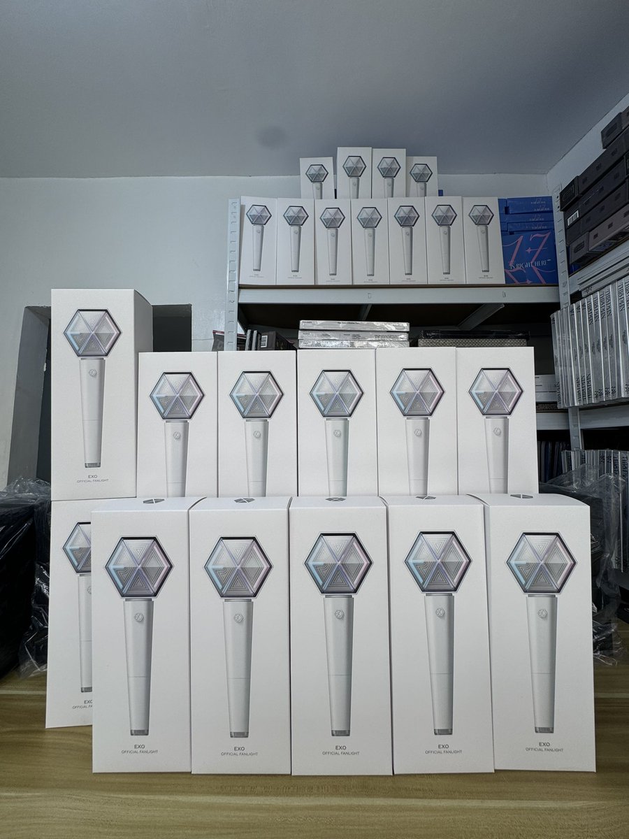 lmcph_'s tweet photo. WTS / LFB

wts EXO LIGHSTICK / ERIBONG VERSION 3

-Onhand
-Ready to ship
-Official
-w/ pob

2,500+ sf 

wts eribong | exo lighstick ver 3 | #BLOOMINMANILA 

you can check more proofs on tiktok @lmcph_ https://t.co/xpubnEfnSB