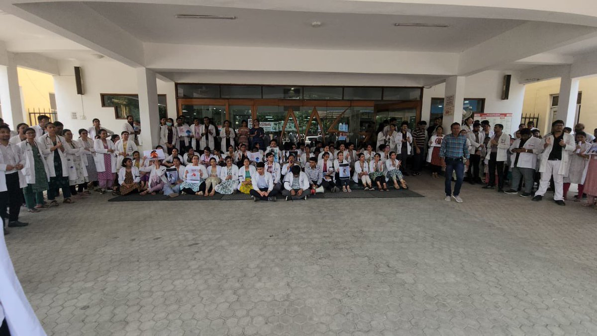 imajdnnational's tweet photo. #UttarPradesh : Junior Doctors of SRMS, #Bareilly organised Protest in sympathy of Second year resident,who had lost her life in RG KAR Medical College, Kolkata,West Bengal.

@ANI @htTweets @timesofindia @ZeeNews @ABPNews @indiatvnews @IndiaToday 

#RGKarCollege https://t.co/S025WzPTvY