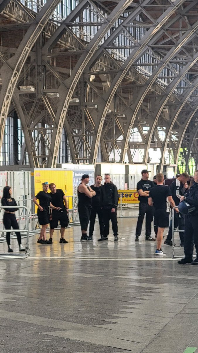 Nazis sammeln in der Westseite des Hauptbahnhofs #le1708