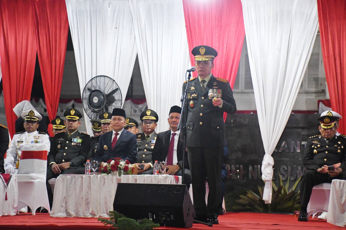 Kodam_1BB's tweet photo. Pangdam I/BB Mayjen TNI Mochammad Hasan  bersama  Pejabat Forkopimda Sumut lainnya Menghadiri Upacara Penetapan Waktu (Taptu) dan Pawai Obor bertempat di Kantor Gubernur Sumut dan selanjutnya Menghadiri  Upacara Apel Kehormatan Renungan Suci (AKRS). https://t.co/uFAI6xvkc9