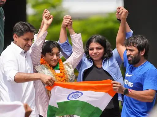 DeependerSHooda's tweet image. हम जीत गये! हमारा वतन जीत गया!

वतन वापसी पर आज दिल्ली एयरपोर्ट पहुँच कर हमारी चैंपियन @Phogat_Vinesh का का दिल से स्वागत किया।