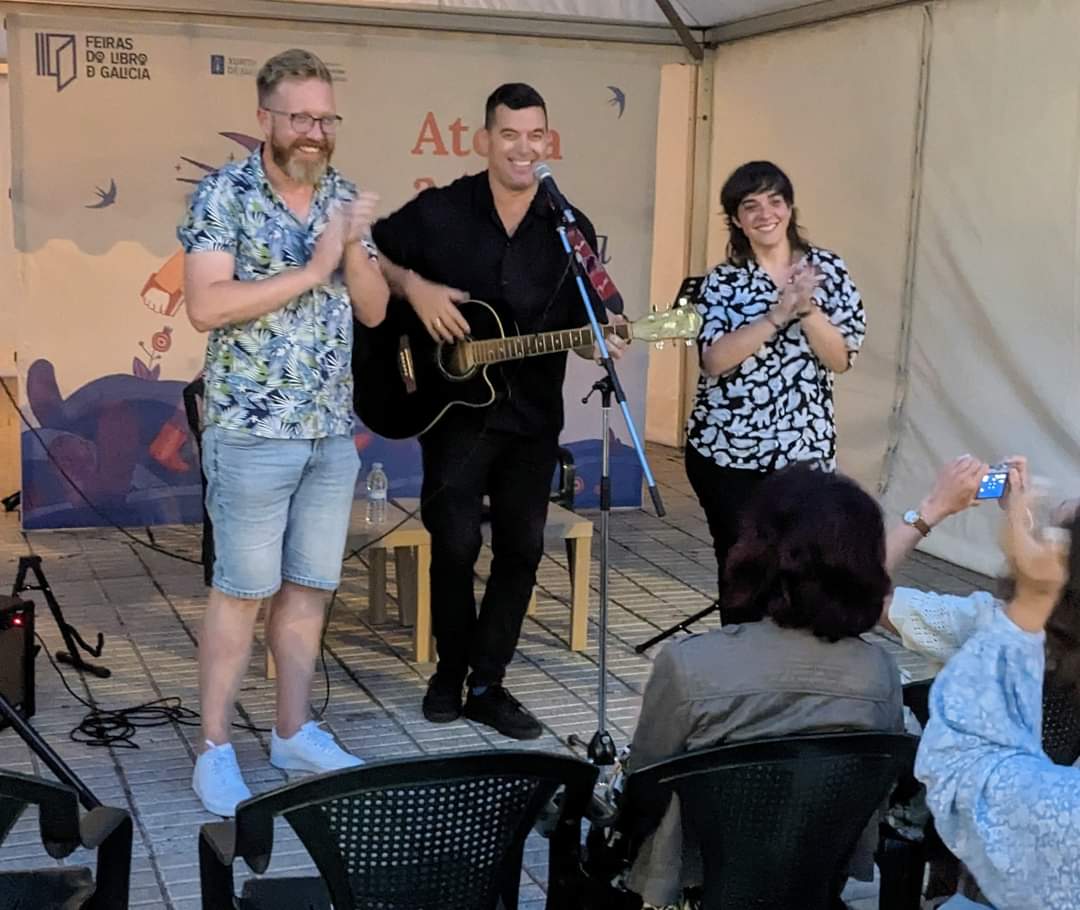 Coa <a href="/luciaaldao/">lucia</a> e o Suso López <a href="/Atarrecendo/">Suso López</a> onte na Feira do Libro deFoz, ofrecemos un recital de poesía, música e humor. E ademais cagoume unha pomba no brazo.
Foz= un Hollywood distinto ♥️