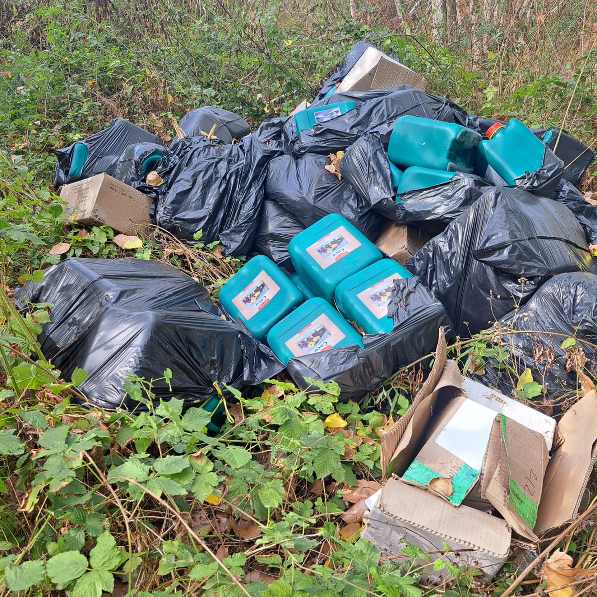 MilpinsPOBLE's tweet photo. Avui per Marata hem trobat aquest abocament inmensa amb fertilitzants químics i residus que contaminen tot el torrent... És urgent netejar-lo @agentsruralscat @plfranqueses @JACorchado @eliadelom @lesfranqueses @el9nou_vor @DiariSomGRN https://t.co/3ae3HGA5aA
