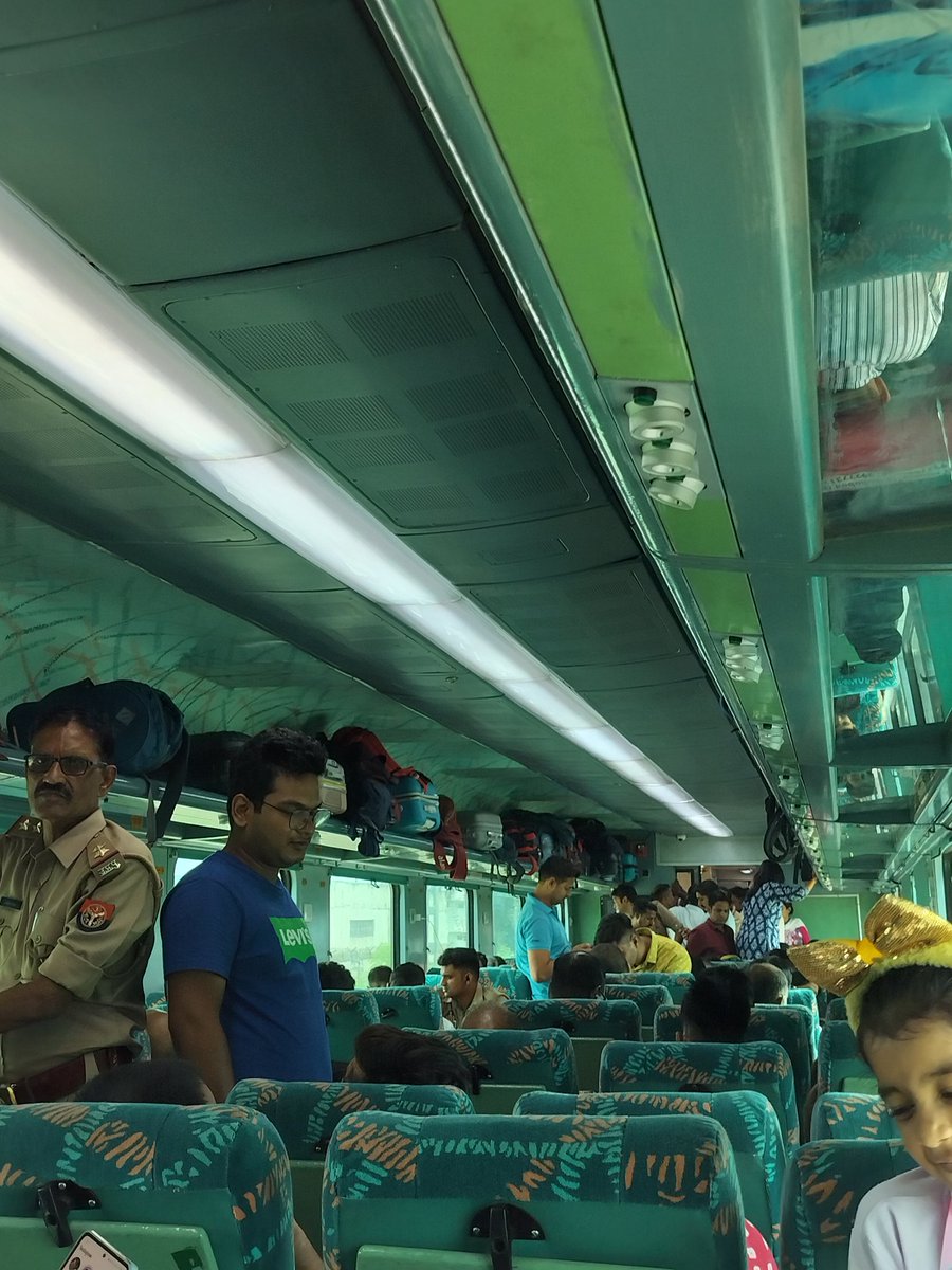 Anshul1570's tweet image. ये है 12419 गोमती एक्सप्रेस के  C2 कोच का हाल दोनो तरफ के गेट खोल कर ये सारे लोग (उनमें भी अधिकतर पुलिसवाले हैं) पूरे काॅरिडाॅर में खडे हुए हैं जिससे महिलाओं और बुजुर्गों को टाॅयलेट जाने तक में बहुत परेशानी का हो रही है@Central_Railway @RailwaySeva @RailMinIndia