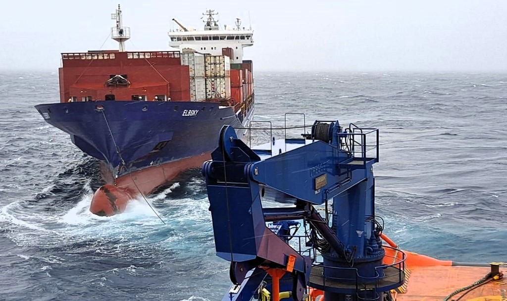 salvamentogob's tweet photo. Seas grande/pequeño...
Seas velero/pesquero/motora/buque mercante... 
Sabes y sabemos que en la mar los remolques recuperan la seguridad perdida...
Resuelven incidencias y emergencias...
Salvan vidas/embarcaciones...
Una Alerta a Tiempo Es el Mejor de los Salvavidas!!!
#Sálvate https://t.co/8nJI9EyxC1