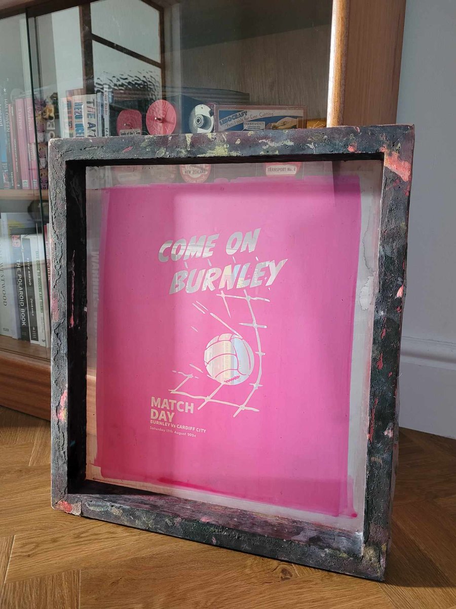 Match day #screenprinting today at the #Burnley Pride of Place Project Hub (that Burnley shop across from JD in town). Come and have a go and enjoy the displays 10 am - 3 pm

#UTC #BFC #ComeOnBurnley #Clarets #BurnleyFootballClub #PrintIsntDead