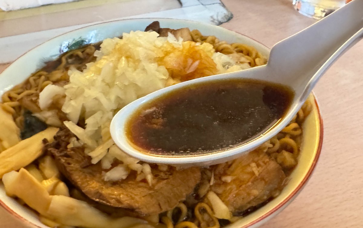 ramen10004's tweet photo. 千葉県富津市／梅乃家
チャーシューメン＋薬味

お盆休みラストは千葉3大ラーメンのひとつ、竹岡式ラーメン発祥の店『梅乃家』さんへ
土日のお昼時とあって店前は行列です
唯一無二のしょっぱうまいスープ
ゴロっとしたチャーシューがてんこ盛り
薬味のタマネギが良い役者でした

ごちそうさまでした🙏 https://t.co/v2A1enCmQK