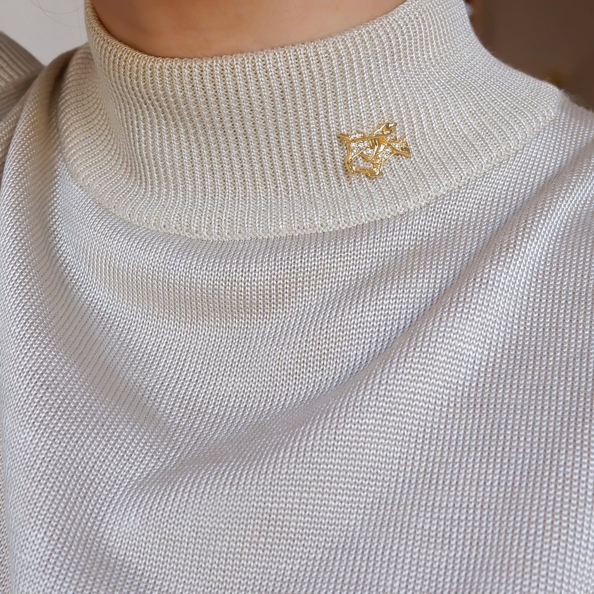 past_things_'s tweet photo. こちらは乗馬のピンバッチ。英国文化の象徴と言われる競技「Polo」のワンシーンが切り取られています。小さなモチーフの中にギュッと敷き詰められたビジューが可愛い一品。来週23日(金)20時にサイトへ掲載予定です。 https://t.co/TuAyMfhtBF