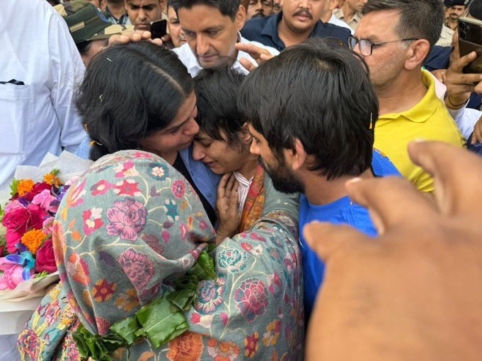 KishanaRamJani's tweet photo. ये भावुक पल पूरा देश हमेशा याद रखेगा।
#VineshPhogat https://t.co/MXDQPqtpJJ