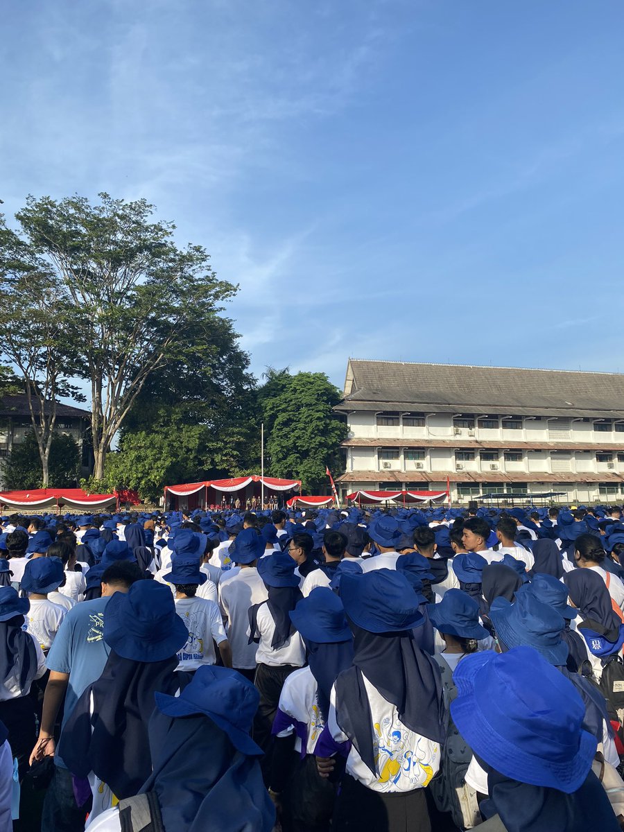 _rayarchive's tweet image. Hallo Mahesa! Saya Aliya Raya Rabbani, Jurusan Ilmu Hukum.

Unnes s nya sempit wkwk, so far seruu walaupun ada kendalanya😆❤️‍🔥

#JejakBarudiUNNES
#HariPertamadiUNNES
#PKKMBUNNES2024