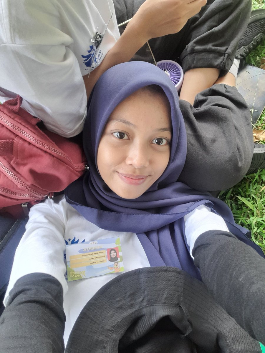 _rayarchive's tweet image. Hallo Mahesa! Saya Aliya Raya Rabbani, Jurusan Ilmu Hukum.

Unnes s nya sempit wkwk, so far seruu walaupun ada kendalanya😆❤️‍🔥

#JejakBarudiUNNES
#HariPertamadiUNNES
#PKKMBUNNES2024