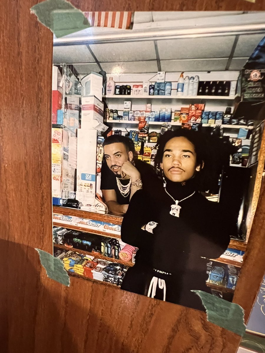 Chocolat3Papi's tweet photo. @whoisluka @FrencHMonTanA found this picture in a burger spot in Okinawa, Japan https://t.co/nGDZMHXi5X