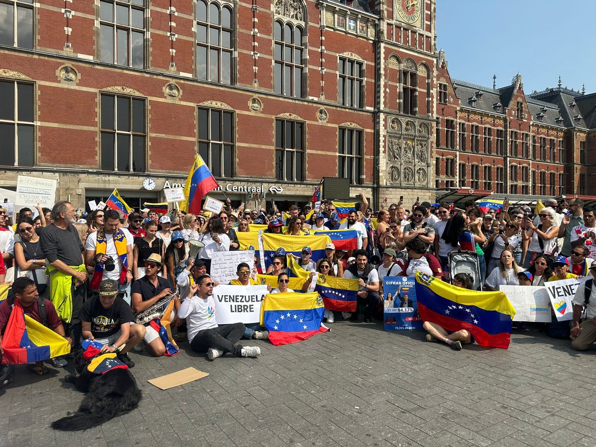ConVzlaComando's tweet photo. ¡Esta lucha traspasa fronteras! 

Desde Ámsterdam #PaísesBajos 🇳🇱 decenas de venezolanos se concentran para gritar con brío que el 28J ganamos y elegimos a @EdmundoGU presidente. 

#YoSalíPorVzla https://t.co/JifeD9HYqV