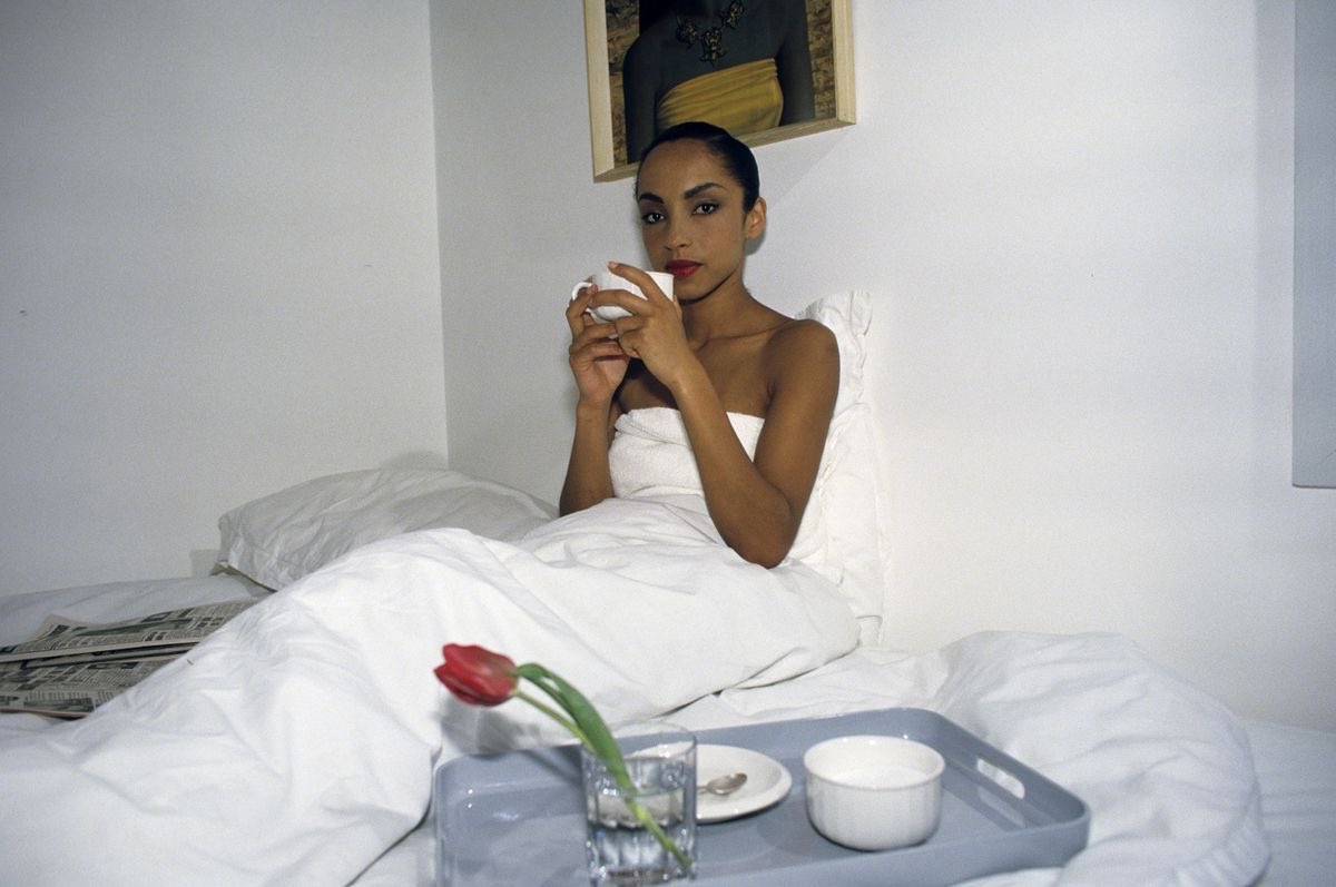 churchofysl's tweet photo. one of my favourite genres of photos: women enjoying breakfast in bed in nothing but their bed sheets https://t.co/x2u0HolpO6