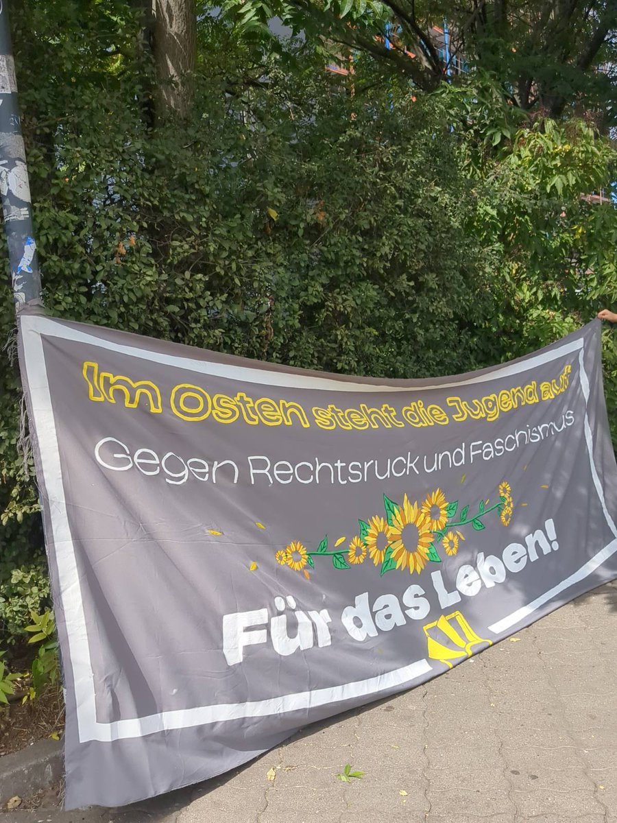 [14:45]
Auf der Westseite des Bahnhofes ist stabiler antifaschistischer Gegenprotest, aktuell ist unklar wohin sich die Faschos im Bahhof auflösen.
Klar ist aber, wir sind da!
Denn im Osten steht die Jugend auf!
#le1708 #ImOstenstehtdieJugendauf #CSDLeipzig