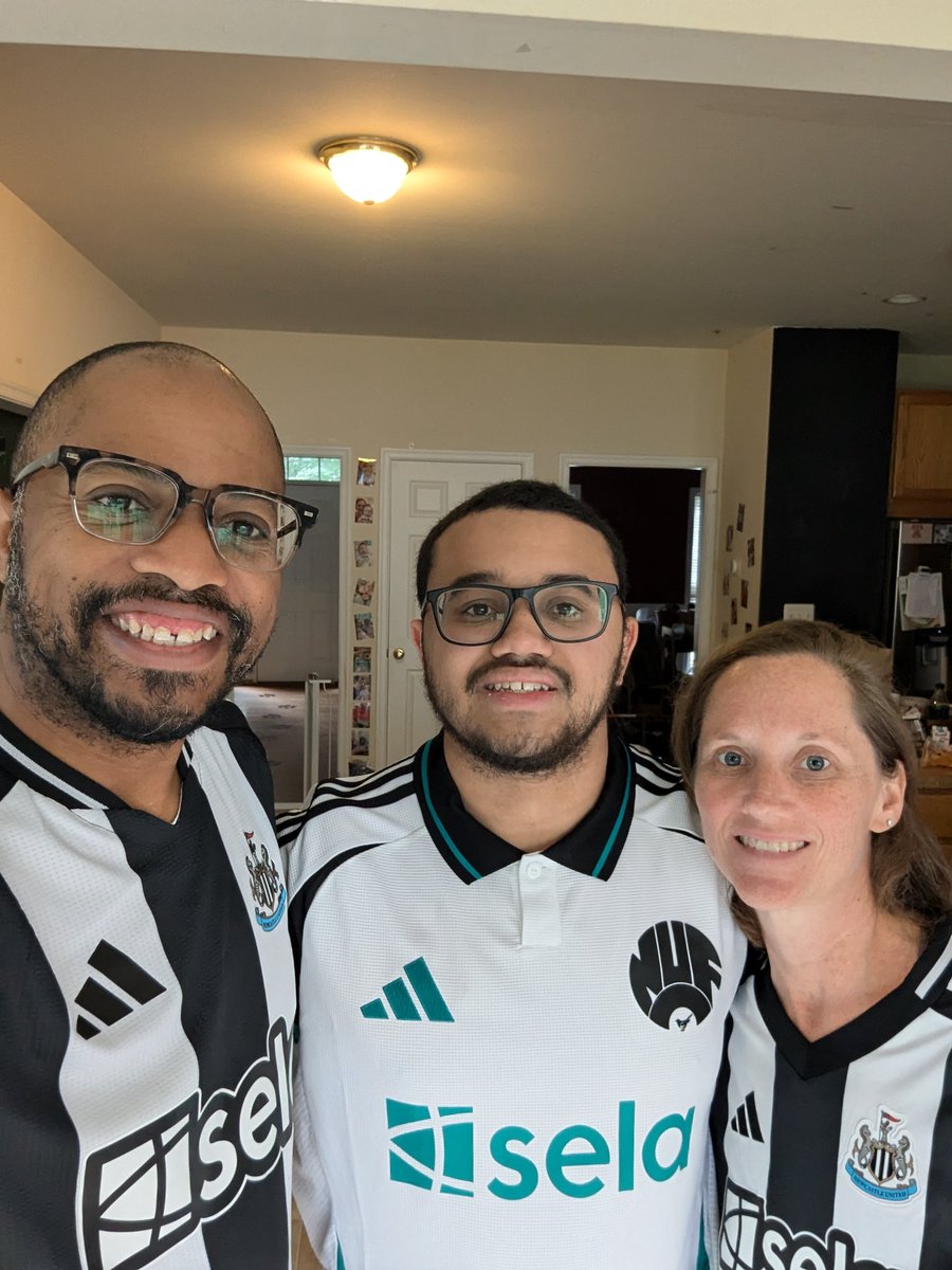 SpotsyKevin's tweet photo. Almost time for #NEWSOU and @PLinUSA! Love being able to bond with fam over footy. #toonarmyusa @NUFC #MyPlMornings Cheers to the Toon 🍻🍻 https://t.co/s11wvagEMH