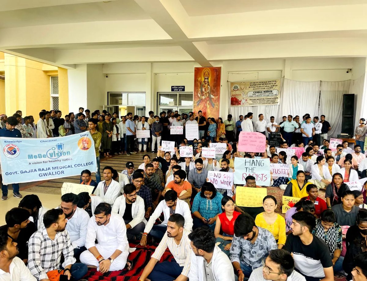 ABVP_MP's tweet photo. पश्चिम बंगाल के कोलकाता में एक ट्रेनी महिला डॉक्टर के साथ हुए दुष्कर्म और जघन्य हत्या के विरोध में ग्वालियर महानगर के कार्यकर्ताओं ने प्रांत मंत्री श्री संदीप वैष्णव के नेतृत्व में प्रदर्शन किया और दोषियों को कठोरतम दंड देने की मांग की।

#JusticeForMoumita #ABVPForJustice https://t.co/ezSiBiCURl