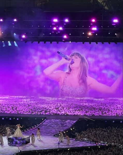 AmberWaheed's tweet photo. Okay - just here to check out what all this fuss is about -) #WembleyTSTheErasTour https://t.co/XLK3iMFYRt