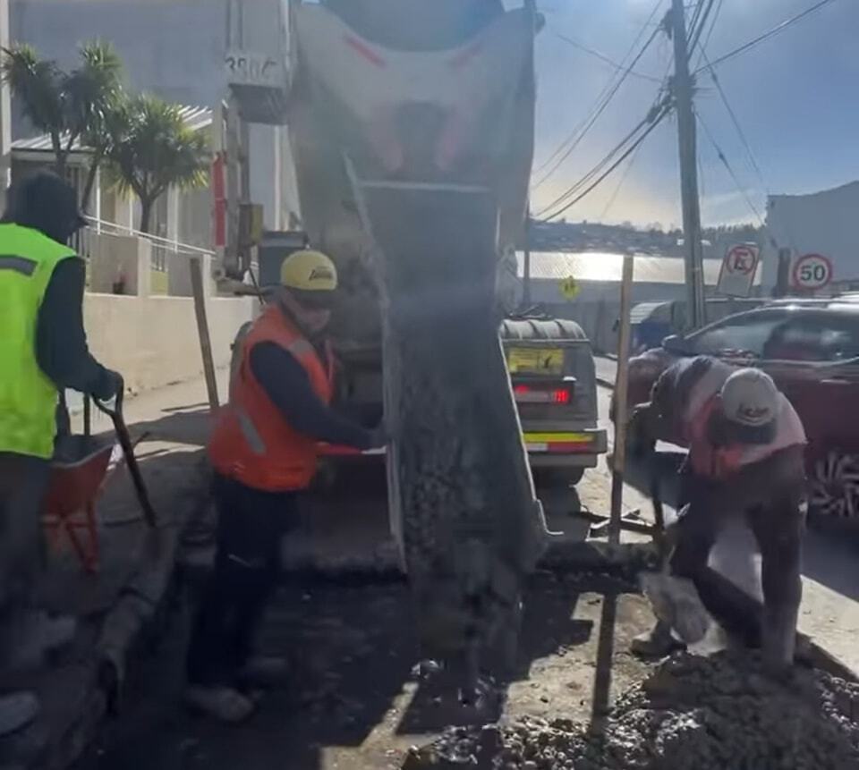 Talcahuano_inf's tweet photo. 🚨 #talcahuano 🚨

🛣️[OBRAS] Se están invirtiendo $310 millones para reparar baches en calles de nuestra comuna.

🚧Son 150 los puntos que se intervendrán en distintos puntos del Puerto, totalizando más de 2.140 m2.

🗣️ En ese sentido el alcalde Henry Campos Coa expresó que “es… https://t.co/AMUIcUAgFv