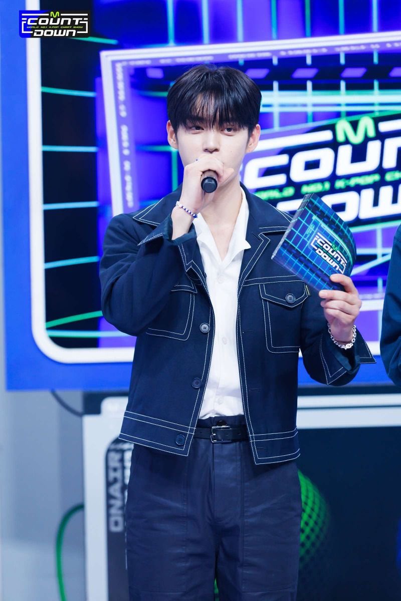 TTMGian's tweet photo. @TTMcorps Gian berjalan menuju tengah panggung.

“Halo ganteng-ganteng dan cantik-cantik ku. Selamat malam para jurnalis yang Gian sayangi. Puji syukur Gian bisa hadir dari awal hingga akhir. Maaf ya grogi sedikit, jadi bawa cue card, takut lupa. Jadi nyontek dikit gak apa ya?” https://t.co/PZTa8NSBqf