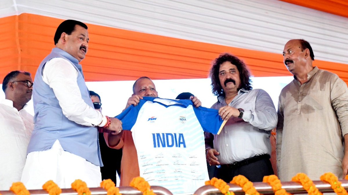 महाराज गाधि और महर्षि विश्वामित्र की पावन धरा, जनपद गाजीपुर में आज आयोजित भव्य सम्मान समारोह में सम्मिलित होकर पेरिस ओलंपिक-2024 में कांस्य पदक विजेता भारतीय हॉकी टीम के प्रतिभावान व यशस्वी खिलाड़ी श्री ललित उपाध्याय जी और श्री राजकुमार पाल जी को परिवार सहित सम्मानित किया।

हमारे