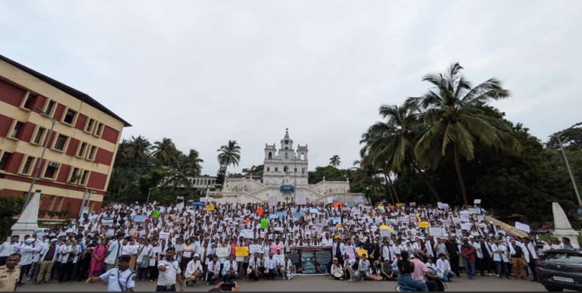aMYTHila_15's tweet photo. Today doctors had to abandon their hospitals and come on streets in large numbers to protest against the heinous crime that took place in Bengal! @DrPramodPSawant @visrane kindly accept the demands of the doctors and students! 
#GoaStandsWithRGKarVictim https://t.co/90T4G1vkFn