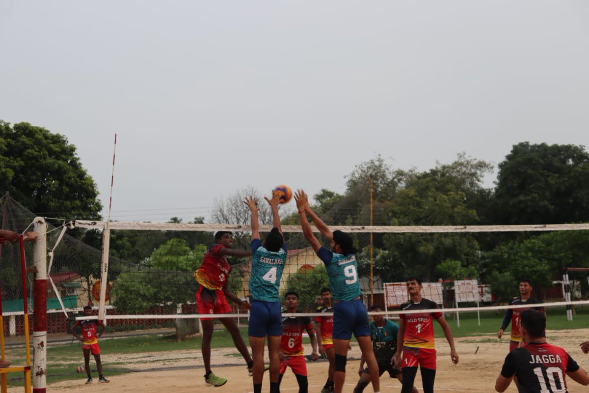 VajraCorps_IA's tweet photo. #ExcellenceInSports
#KheloIndia
#VajraCorps Volleyball Championship concluded at Beas. The week long championship showcased exceptional skills, endurance, sportsmanship and team spirit throughout the tournament. The #DoubleVictoryBrigade beat the #VajraGunners in a fiercely contested finals.
@westerncomd_IA
@adgpi
@pro_defence