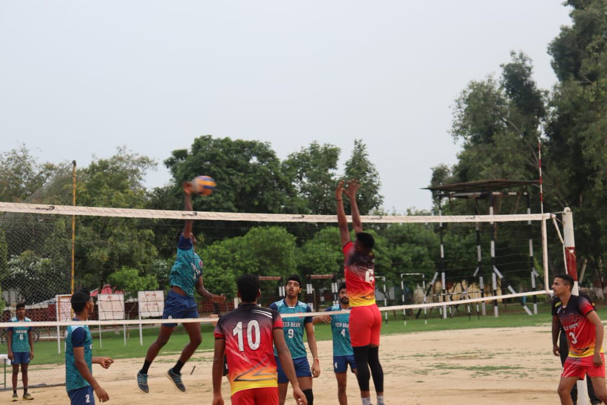 VajraCorps_IA's tweet photo. #ExcellenceInSports
#KheloIndia
#VajraCorps Volleyball Championship concluded at Beas. The week long championship showcased exceptional skills, endurance, sportsmanship and team spirit throughout the tournament. The #DoubleVictoryBrigade beat the #VajraGunners in a fiercely contested finals.
@westerncomd_IA
@adgpi
@pro_defence