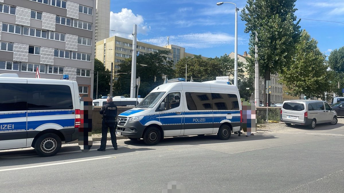 [14:30] Am Westausgang sind zwei Menschen vom antifaschistischen Gegenprotest in eine ED-Bahandlung aufgrund von "Vermummung" gekommen.
Sie sind beide mittlerweile wieder raus.

#le1708 #Leipzig #CSD #Jugendstehtauf