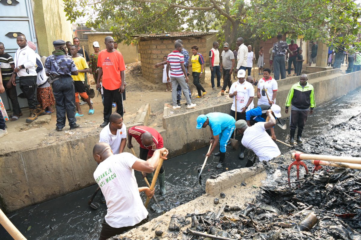 RTNBurundi's tweet photo. #Burundi: Le Président du @Burundi_senat, @HonSinzohagera se joint à la population du Quartier #Mirango II, zone #Kamenge,  @CommuneNtahang1 en  @MairieBuja qui vaque aux travaux de développement communautaires qui consistent au débouchage d'un canivau https://t.co/OD0b6Ejwqg