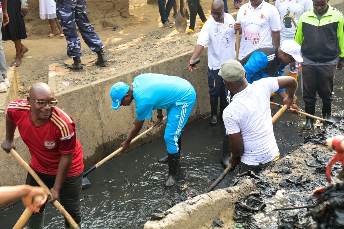 RTNBurundi's tweet photo. #Burundi: Le Président du @Burundi_senat, @HonSinzohagera se joint à la population du Quartier #Mirango II, zone #Kamenge,  @CommuneNtahang1 en  @MairieBuja qui vaque aux travaux de développement communautaires qui consistent au débouchage d'un canivau https://t.co/OD0b6Ejwqg