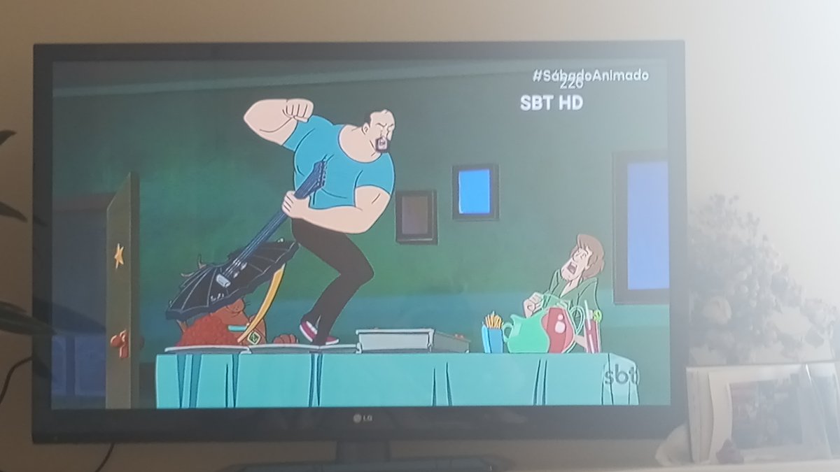 Que momento surreal a morte do Sílvio Santos na tv. A Globo está cobrindo e o SBT está passando Scooby Doo rs.
