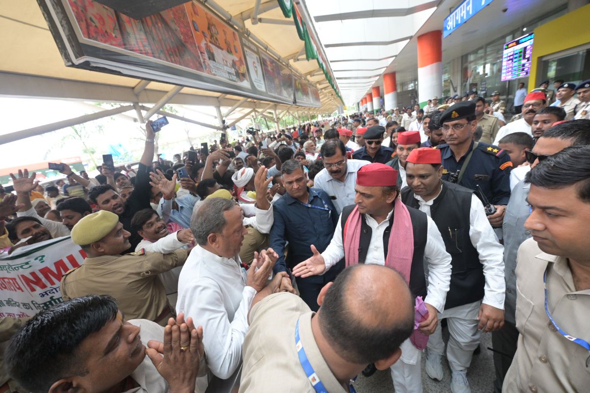 AastikvermaSP's tweet photo. PDA के नायक आदरणीय राष्ट्रीय अध्यक्ष अखिलेश यादव ।
#SamajwadiParty 
#AkhileshYadav 
#lalgang #Azamgarh #hospital https://t.co/3AHflT4QoA