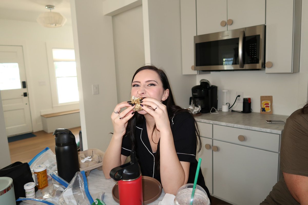 berralert's tweet photo. honestly s/o @CockysBagels for catering @hanapupino ‘s wedding , enjoy me smashing my wake up bagel ((: https://t.co/XD0yHV8ExI