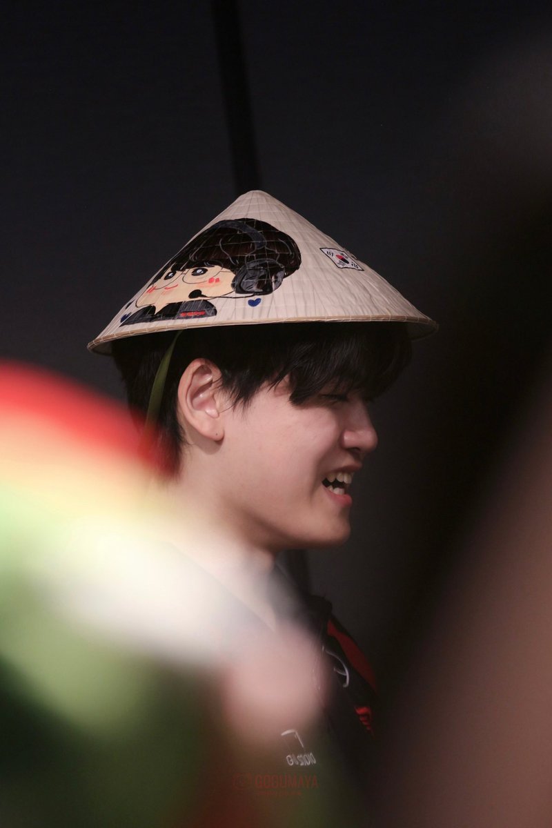 gogumaya0602's tweet photo. 240817 T1 FOX

our Vietnamese traditional hat (nón lá) 
민형아 결승전 가즈아~!!!

#T1WIN #GUMAYUSI #구마유시 https://t.co/WU6W5bmTc7
