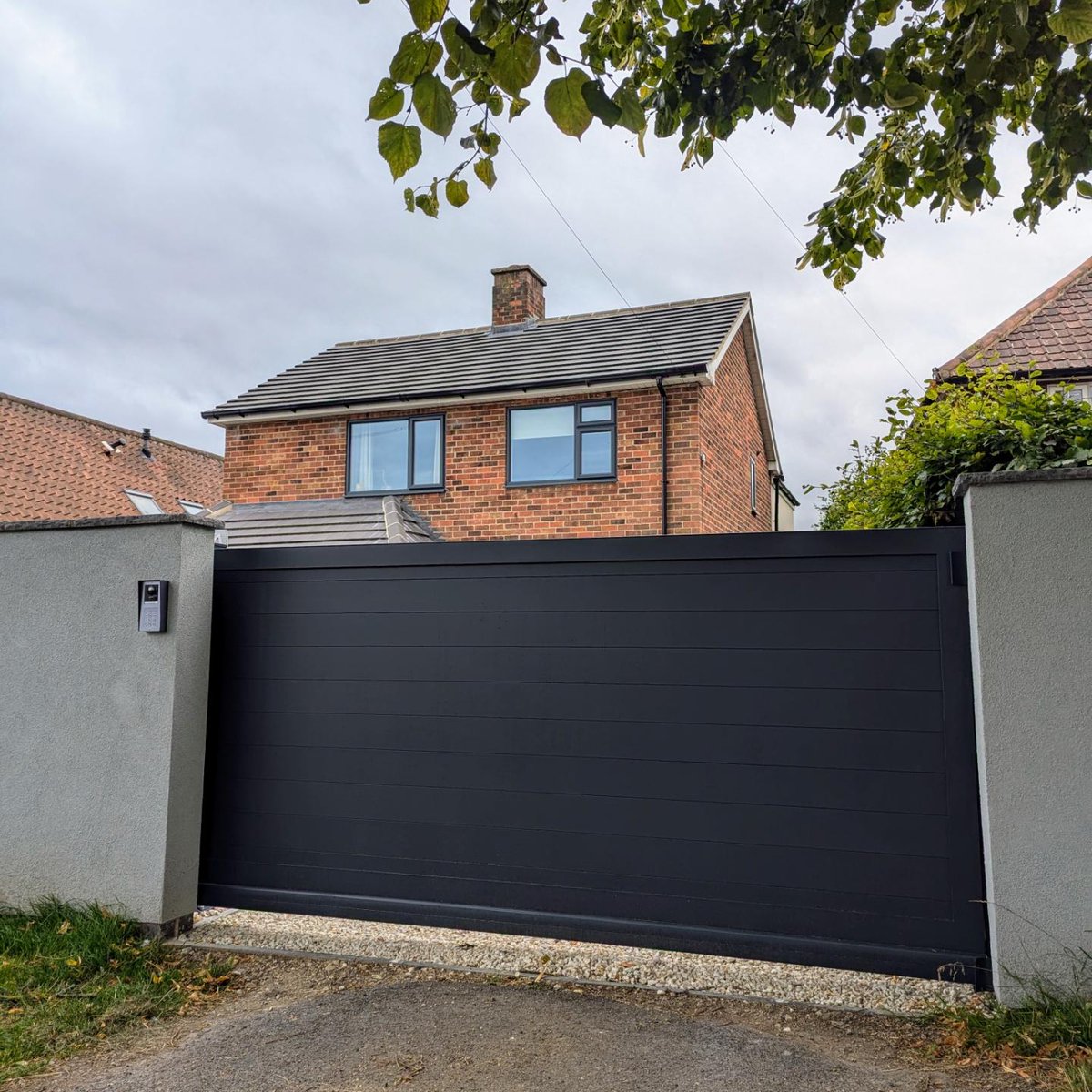 LeedsGates's tweet photo. This is an aluminium automated cantilever gate we supplied and Installed at a domestic property.

If you're in the market for a set of new gates get in touch with one of the team for a free survey

📲 07874668059

📧 Office@leedselectricgates.co.uk https://t.co/6B0ydr2sr7