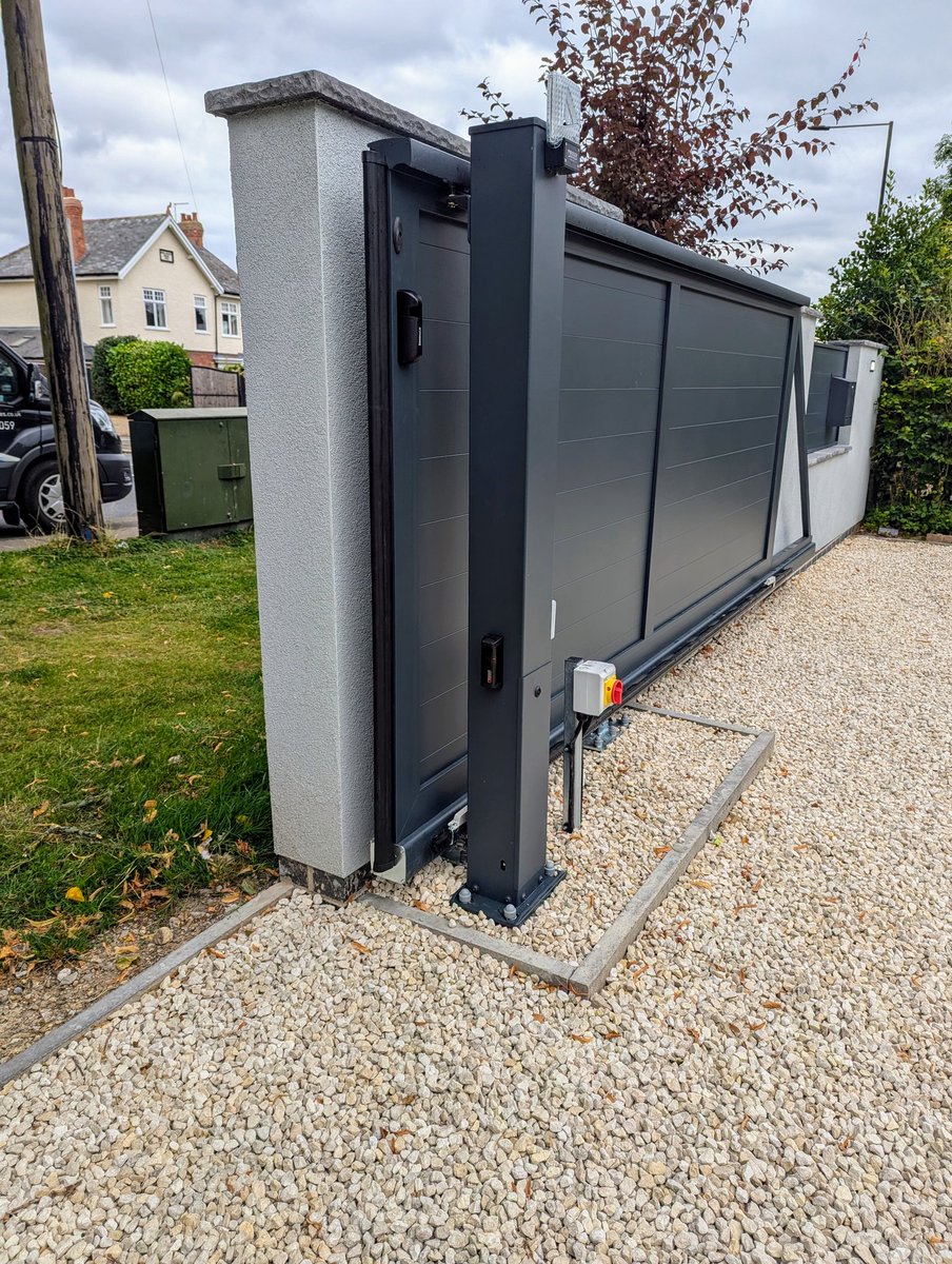 LeedsGates's tweet photo. This is an aluminium automated cantilever gate we supplied and Installed at a domestic property.

If you're in the market for a set of new gates get in touch with one of the team for a free survey

📲 07874668059

📧 Office@leedselectricgates.co.uk https://t.co/6B0ydr2sr7