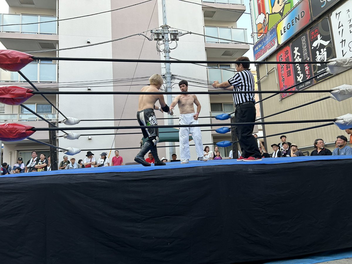 ichiyuuchin's tweet photo. 秦野選手とマーロン選手の魅力にメロメロでした。
マーロン選手に声掛けて握手してもらえました！わーい

チェーンソー怖いって（笑）
#平塚プロレス　#三輪マーロン翔太　#秦野友貴　#ヒートアップ　#無料とかありえない https://t.co/0fBeim078n