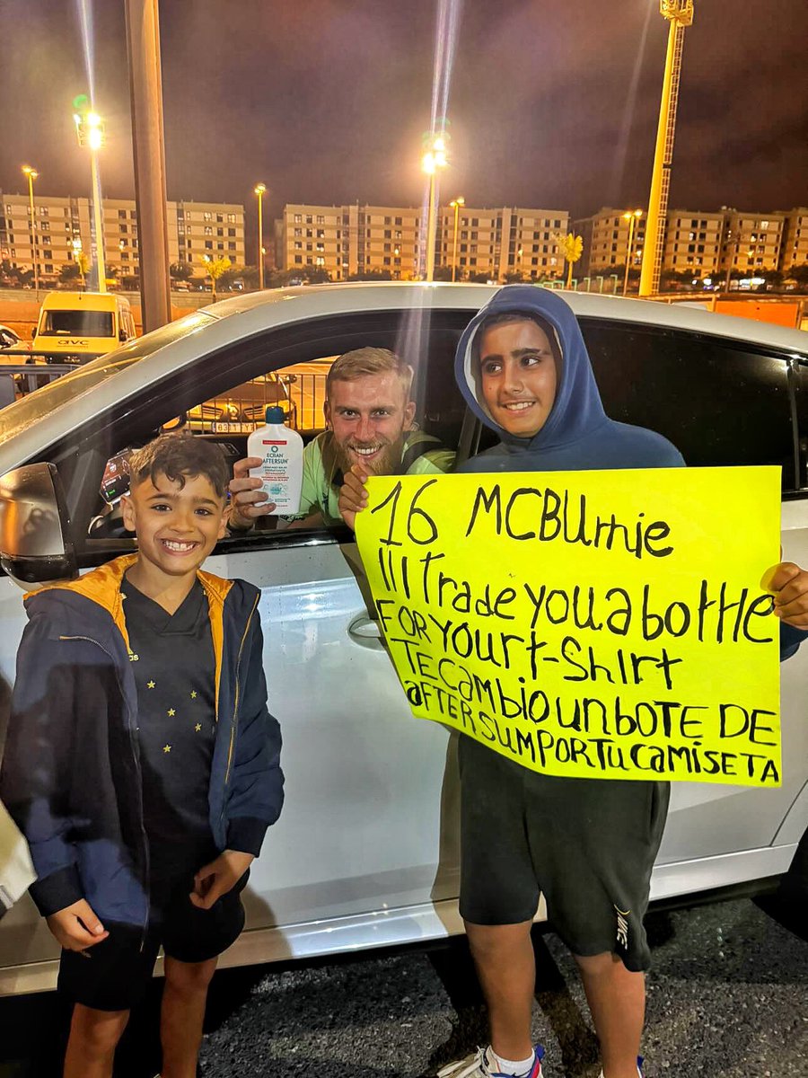 😂👏🏾🇬🇧 ¡ES EL MEJOR! Oliver McBurnie, ayer tras el 2-2, cambiando su camiseta, con unos aficionados, por un bote de After-Sun. El delantero británico posa sonriente después de completar un buen partido en su debut en @laliga. 

📸 Foto cedida por deivi_barrios en IG.