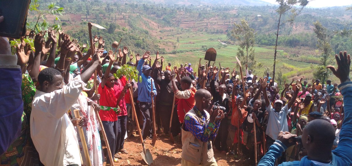 CommuneRutegama's tweet photo. Inyuma y'ibikorwa rusangi mu guca imikobeko ku mutumba wa Munanira @CommuneRutegama ,Buramatari @MuramvyaProv  yari yifadikanije n'abenegihugu yashikirije impanuro ati mutegure agatasi neza,muzokwitabire rusasuma, mwirinde ingwaraz'ivyaduka. @MininterInfosBi https://t.co/zauBhoxUe7