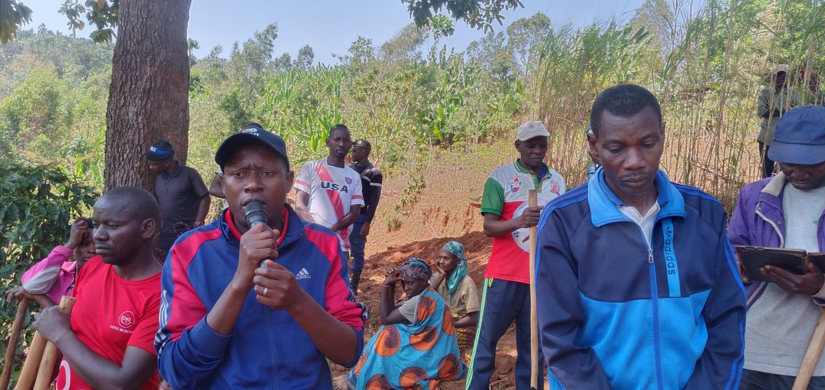 CommuneRutegama's tweet photo. Inyuma y'ibikorwa rusangi mu guca imikobeko ku mutumba wa Munanira @CommuneRutegama ,Buramatari @MuramvyaProv  yari yifadikanije n'abenegihugu yashikirije impanuro ati mutegure agatasi neza,muzokwitabire rusasuma, mwirinde ingwaraz'ivyaduka. @MininterInfosBi https://t.co/zauBhoxUe7