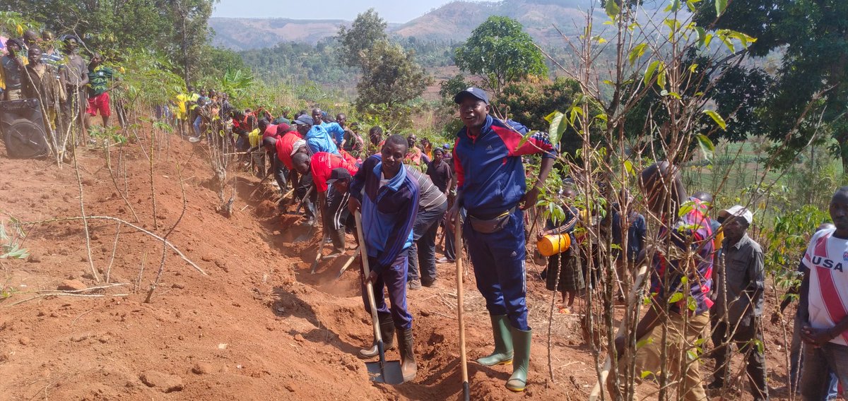 CommuneRutegama's tweet photo. Inyuma y'ibikorwa rusangi mu guca imikobeko ku mutumba wa Munanira @CommuneRutegama ,Buramatari @MuramvyaProv  yari yifadikanije n'abenegihugu yashikirije impanuro ati mutegure agatasi neza,muzokwitabire rusasuma, mwirinde ingwaraz'ivyaduka. @MininterInfosBi https://t.co/zauBhoxUe7