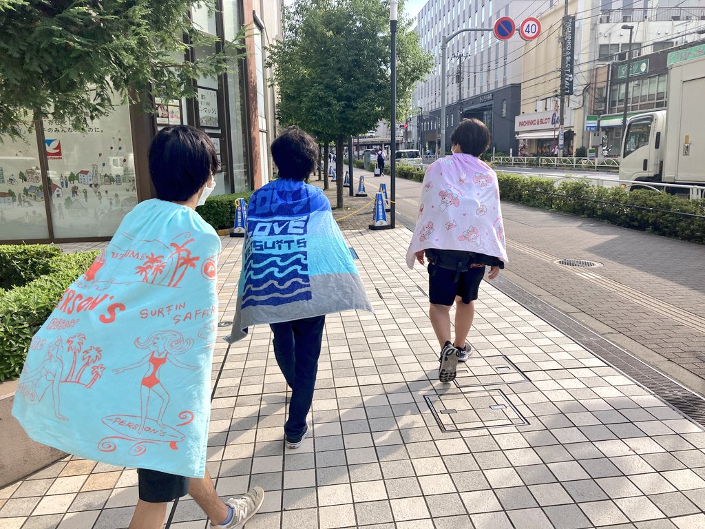 888tky888's tweet photo. 現実の全てに嫌気がさした社会人の皆さん、水泳マントを買いましょう。
「小学生時代のプール帰り」に戻れるので、クソみたいな現実から逃避できます。 https://t.co/IuOolNGMpG